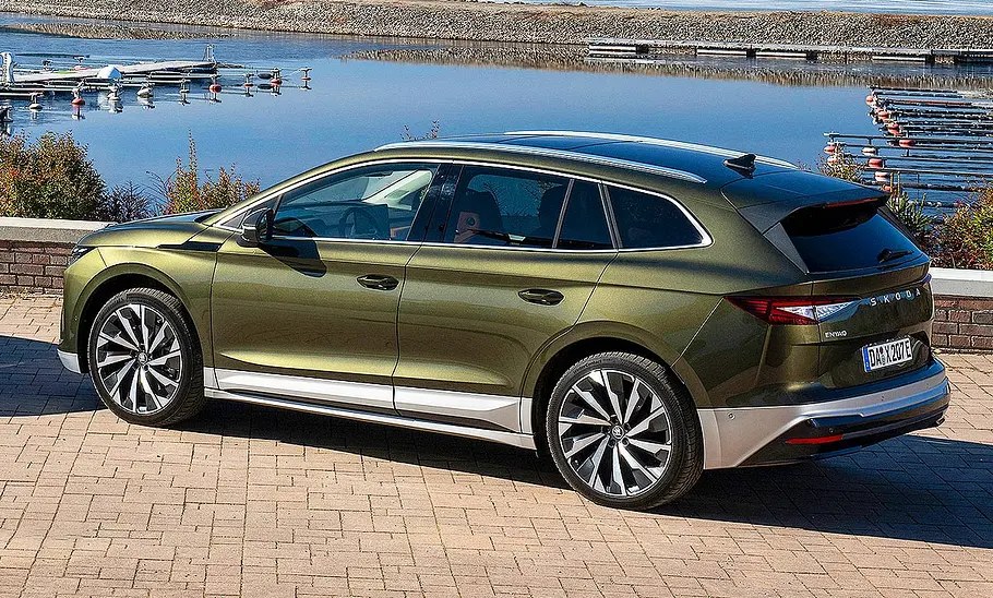 Skoda Enyaq Facelift (2025) Blick von schräg hinten auf das Skoda Enyaq Facelift (2025).