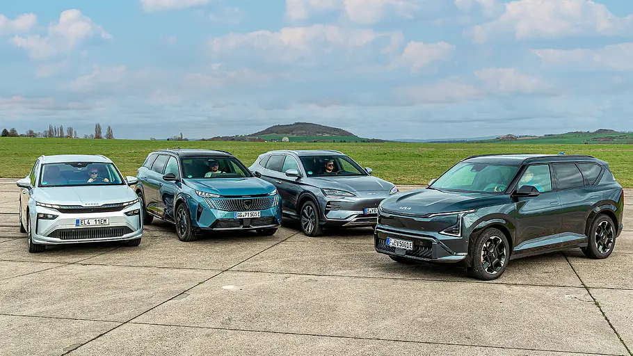 Blick von schräg vorne auf die vier Elektro-SUV Skoda Enyaq, Peugeot E-5008, BYD Seal U und Kia EV5.