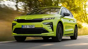 Der neue Skoda Enyaq RS fahrend von schräg vorne. - Foto: Skoda