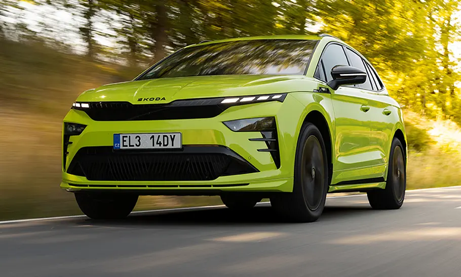 Skoda Enyaq RS Der neue Skoda Enyaq RS fahrend von schräg vorne.