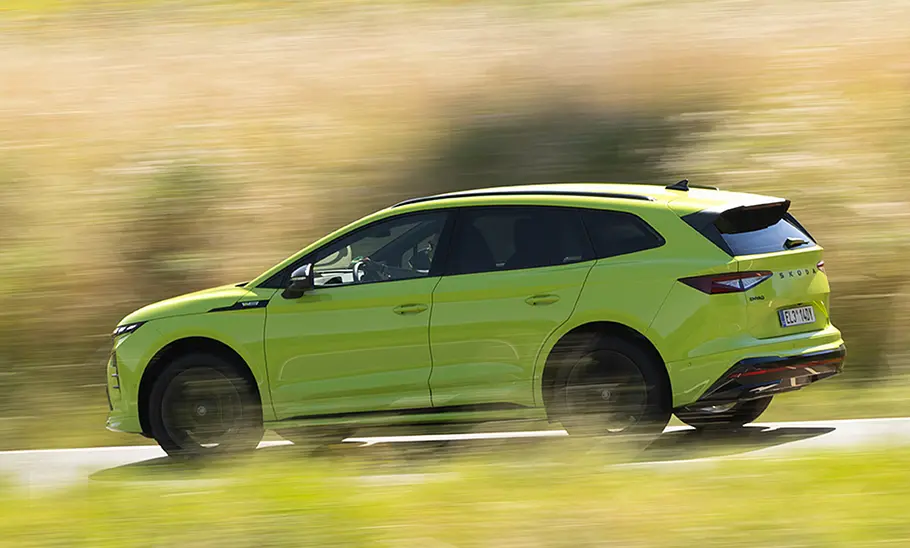 Skoda Enyaq RS Der neue Skoda Enyaq RS fahrend in der Seitenansicht.