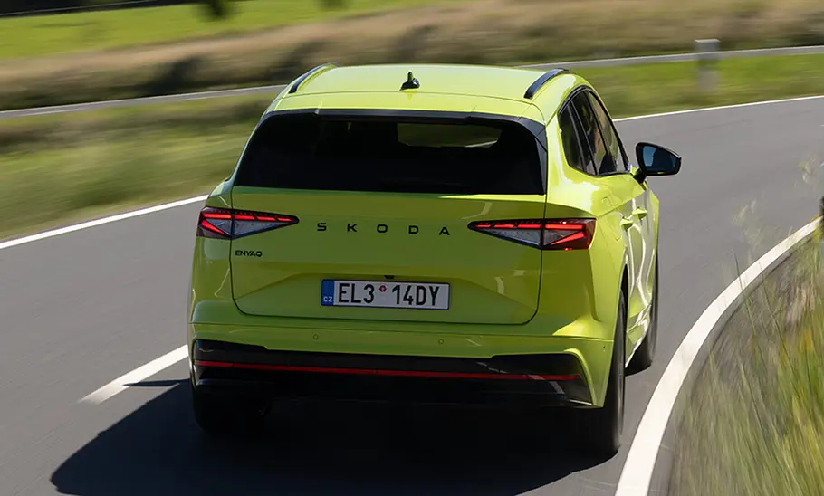 Skoda Enyaq RS Der neue Skoda Enyaq RS fahrend von hinten.