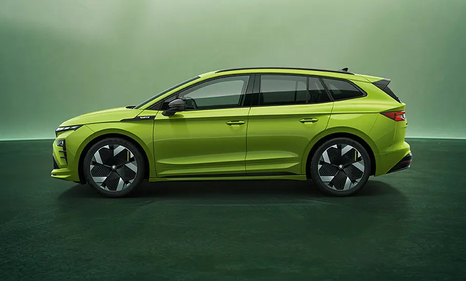 Skoda Enyaq RS Der neue Skoda Enyaq RS stehend im Studio in der Seitenansicht.