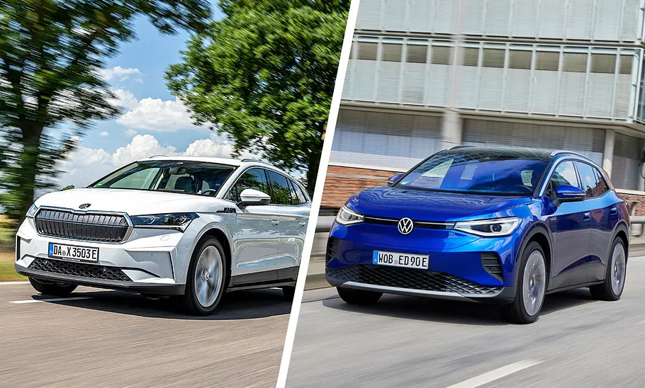 Skoda Enyaq und VW ID.4 fahren auf der Landstraße. Man sieht sie von schräg vorne.