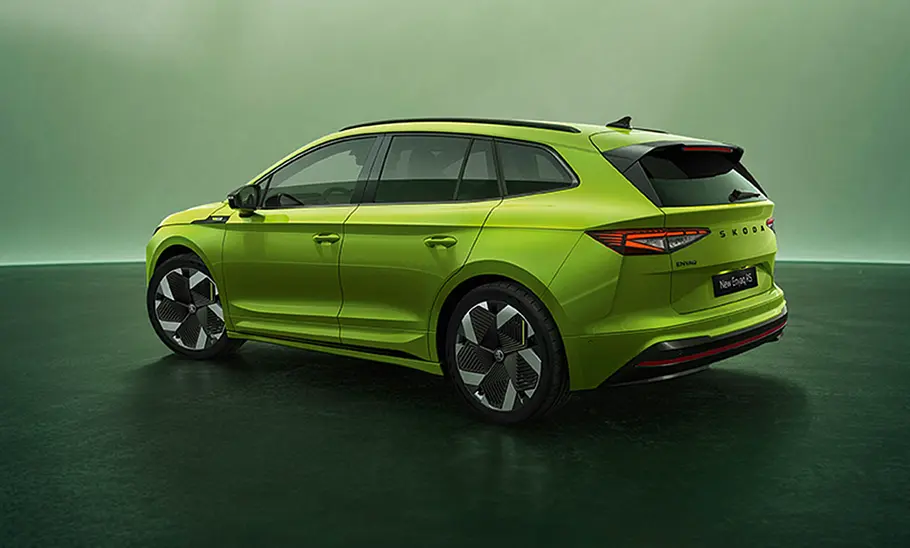 Skoda Enyaq RS Der neue Skoda Enyaq RS stehend im Studio in der Ansicht von schräg hinten.