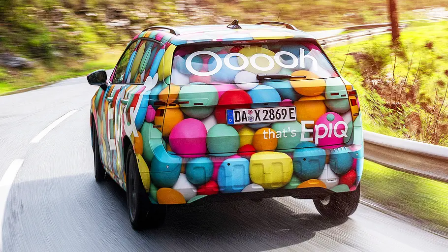 Skoda Epiq (2026) Blick von schräg hinten auf den fahrenden Skoda Epiq (2026).