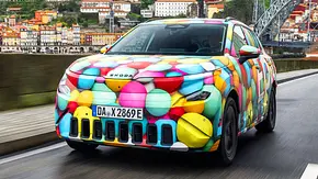 Blick von schräg vorne auf den fahrenden Skoda Epiq (2026). - Foto: Skoda