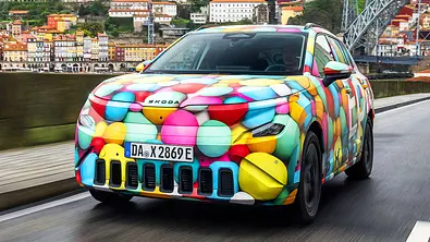 Blick von schräg vorne auf den fahrenden Skoda Epiq (2026). - Foto: Skoda