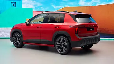 Der Skoda Epiq in Studiokulisse stehend von schräg hinten fotografiert. - Foto: Skoda