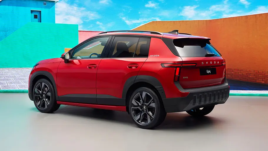Der Skoda Epiq in Studiokulisse stehend von schräg hinten fotografiert.