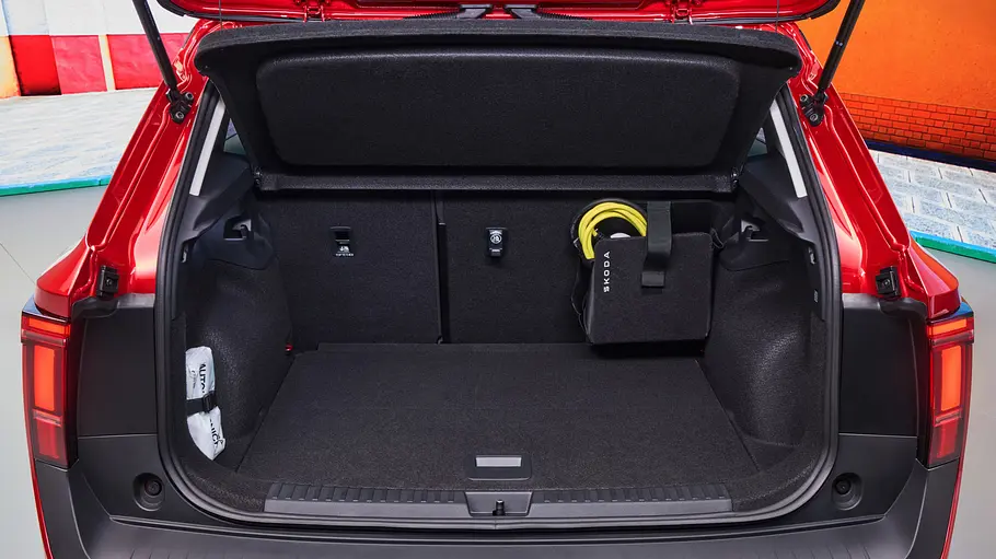 Der Kofferraum des Skoda Epiq fotografiert durch die geöffnete Heckklappe.