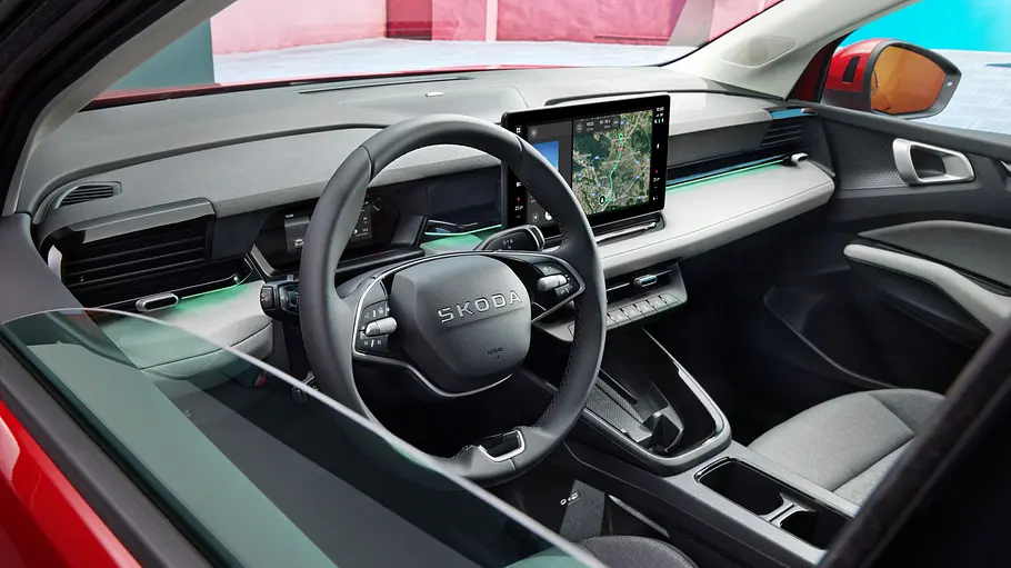 Das Cockpit des Skoda Epiq fotografiert durch das geöffnete Fenster der Fahrertür.