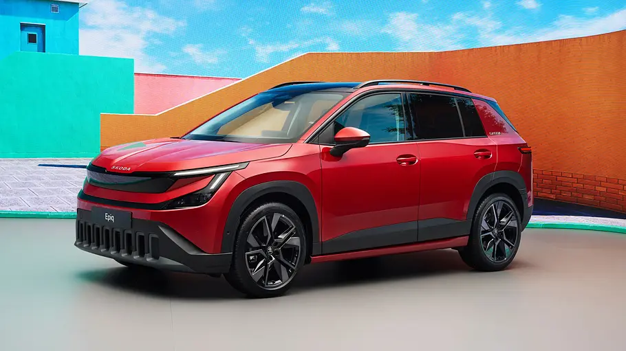 Der Skoda Epiq in Studiokulisse stehend von schräg vorne fotografiert.