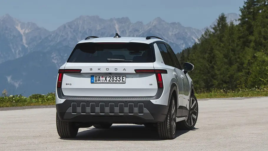Skoda Epiq Weißer Skoda Epiq von schräg hinten vor einer Berglandschaft