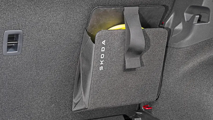 Skoda Epiq Kofferraum-Detail des Skoda Epiq mit Tasche für das Ladekabel