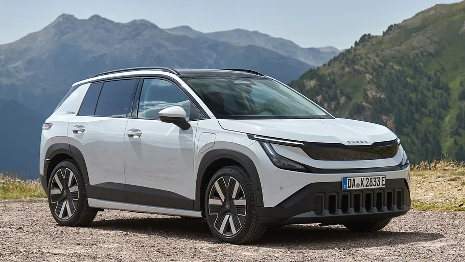Skoda Epiq Weißer Skoda Epiq von schräg vorn vor einer Berglandschaft