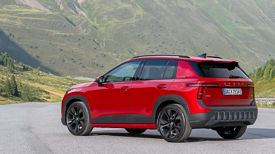 Skoda Epiq Roter Skoda Epiq von schräg hinten vor einer Berglandschaft