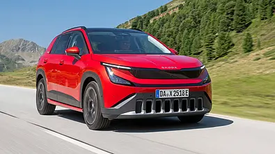 Roter Skoda Epiq von schräg vorn fahrend vor einer Berglandschaft - Foto: Skoda