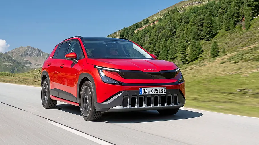 Skoda Epiq Roter Skoda Epiq von schräg vorn fahrend vor einer Berglandschaft