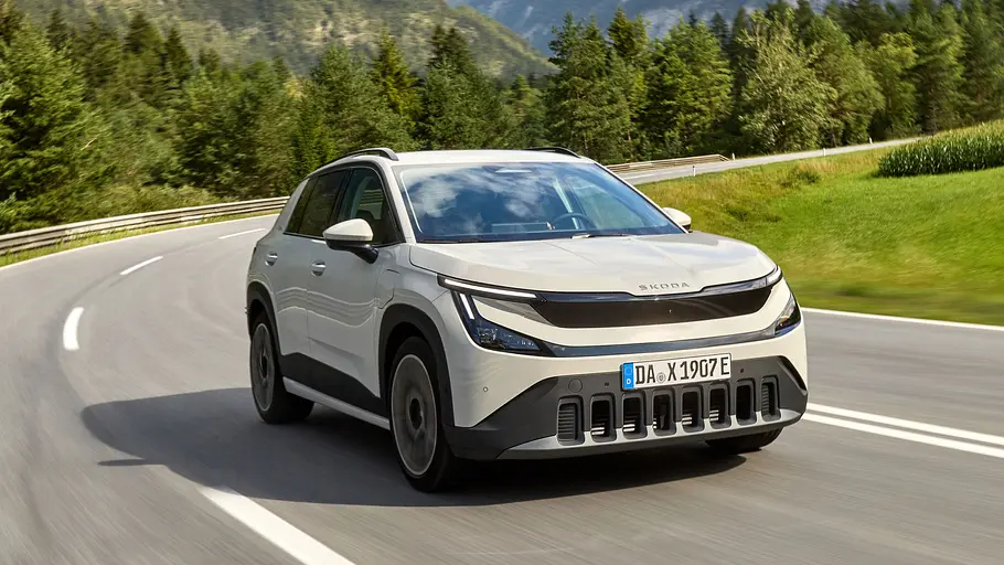 Skoda Epiq Weißer Skoda Epiq von schräg vorn fahrend vor einer Berglandschaft
