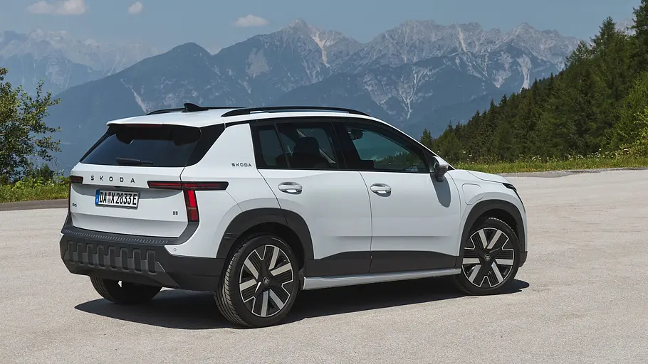 Skoda Epiq Weißer Skoda Epiq von schräg hinten vor einer Berglandschaft