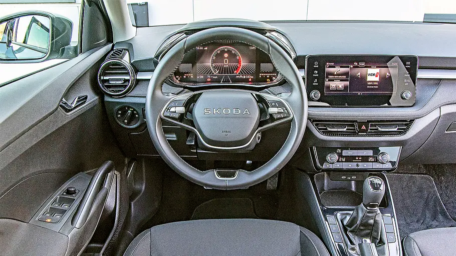 Blick auf die Armaturen im Innenraum des Skoda Fabia.