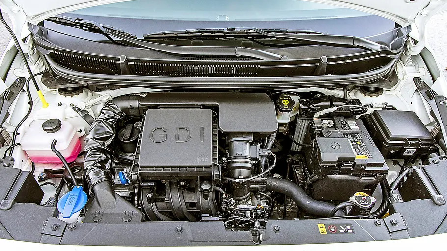 Blick in den Motorraum des Skoda Fabia.