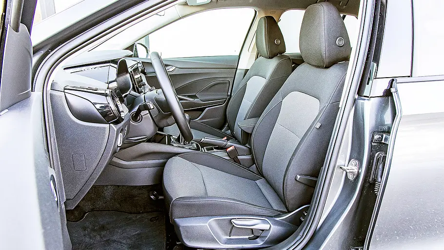 Blick auf die Vordersitze im Innenraum des Skoda Fabia.