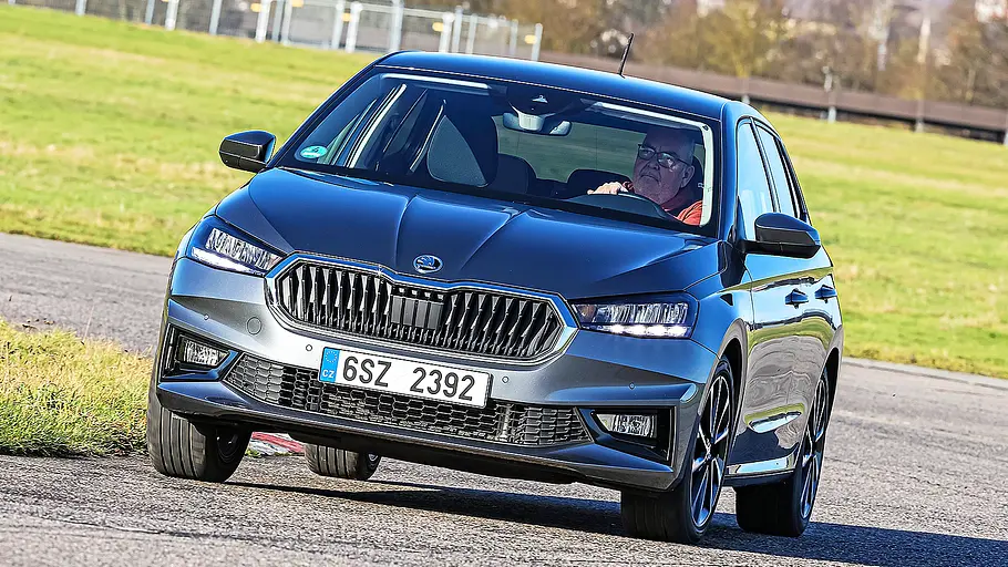 Blick von vorne auf den fahrenden Skoda Fabia.
