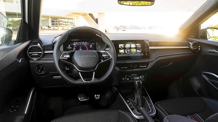 Blick auf die Armaturen im Innenraum des Skoda Fabia 130.