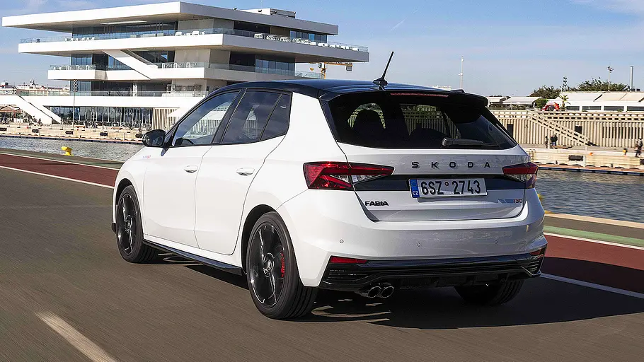Blick von schräg hinten auf den fahrenden Skoda Fabia 130.
