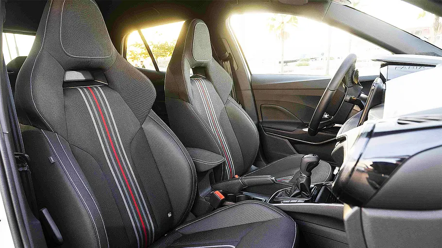 Blick auf die Vordersitze im Innenraum des Skoda Fabia 130.