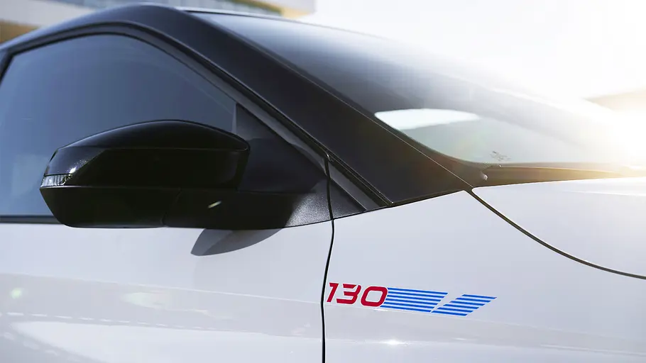 Blick auf die Außenspiegel des Skoda Fabia 130.