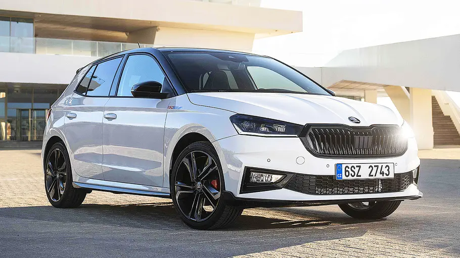 Blick von schräg vorne auf den Skoda Fabia 130.