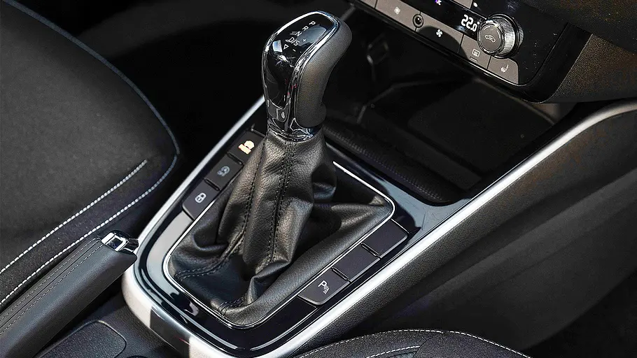 Blick auf den Gangwählhebel im Innenraum des Skoda Fabia 130.