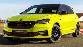 Der Skoda Fabia Rally2 (2024) stehend von schräg vorne - Foto: Skoda Der Skoda Fabia Rally2 (2024) stehend von schräg vorne - Foto: Skoda