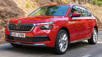 Die Fahrdynamik-Aufnahme zeigt den Skoda Kamiq (2019) von schräg vorne. - Foto: Skoda