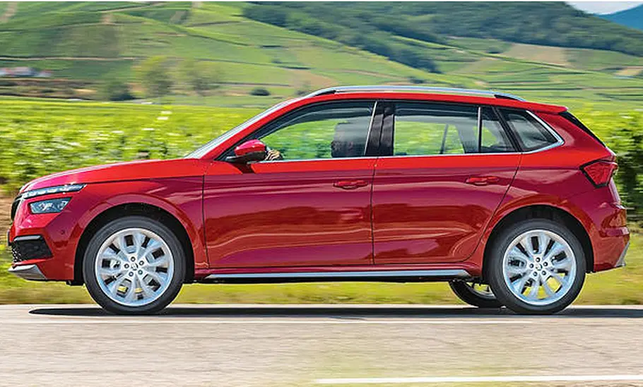 Die Fahrdynamik-Aufnahme zeigt den Skoda Kamiq (2019) von der Seite.