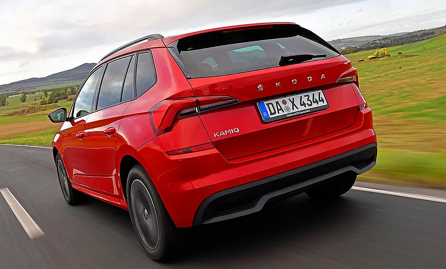 Die Fahrdynamik-Aufnahme zeigt den Skoda Kamiq (2019) von schräg hinten.
