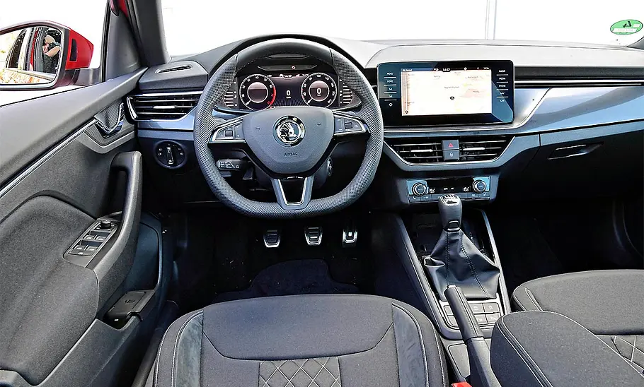 Innenansicht ins Cockpit des Skoda Kamiq (2019).