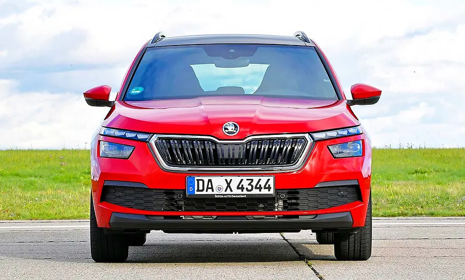 Statische Aufnahme des Skoda Kamiq (2019) von frontal vorne.
