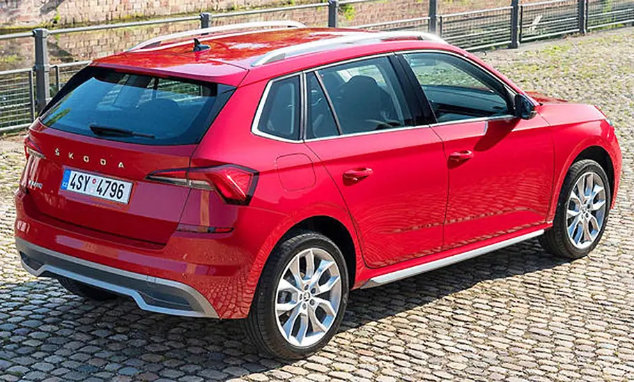 Statische Aufnahme des Skoda Kamiq (2019) von schräg hinten.