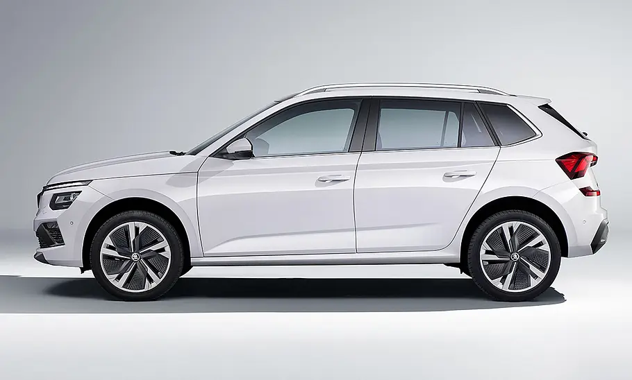 Skoda Kamiq Facelift (2024) Das Skoda Kamiq Facelift (2024) statisch von der Seite fotografiert.
