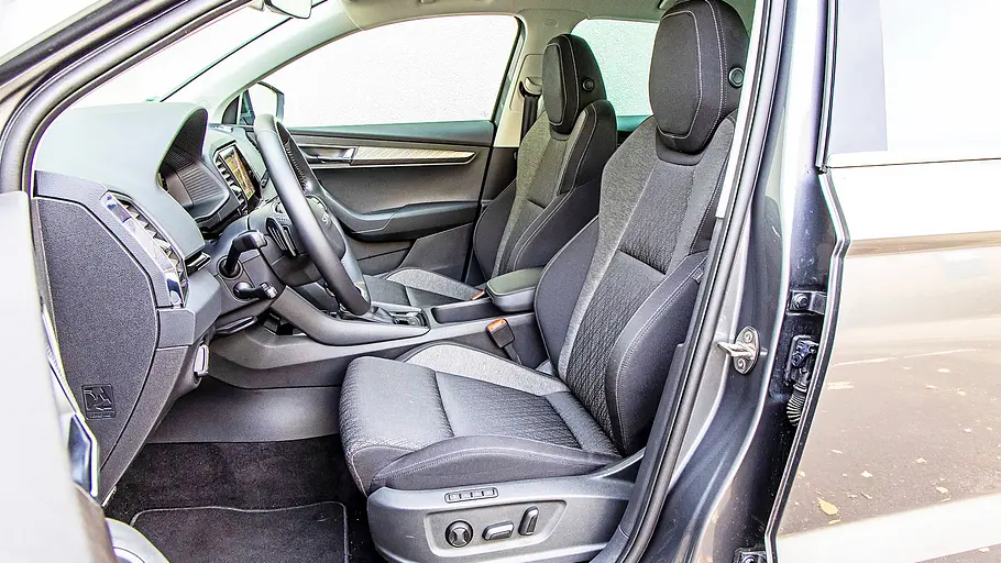 Skoda Karoq Blick auf die Vordersitze im Innenraum des Skoda Karoq.