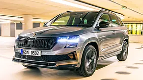 Der Skoda Karoq (2021) fährt durch eine Parkgarage, von vorne links fotografiert. - Foto: Daniela Loof Der Skoda Karoq (2021) fährt durch eine Parkgarage, von vorne links fotografiert. - Foto: Daniela Loof