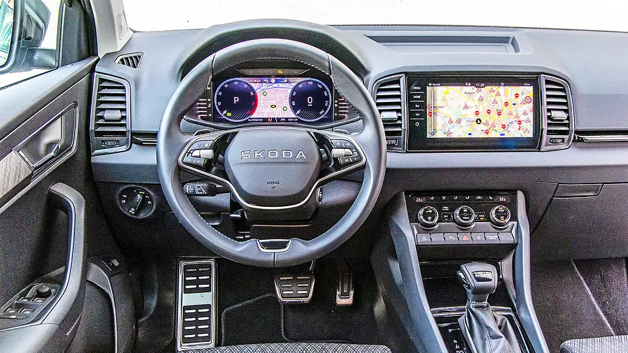 Skoda Karoq Blick auf die Armaturen im Innenraum des Skoda Karoq.
