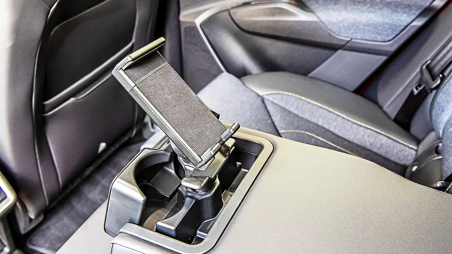 Skoda Karoq Blick auf die Handyhalterung im Fond des Skoda Karoq.