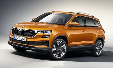 Das Skoda Karoq Facelift (2021) statisch von schräg vorne fotografiert.