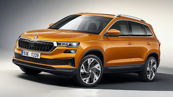 Das Skoda Karoq Facelift (2021) statisch von schräg vorne fotografiert. - Foto: Skoda