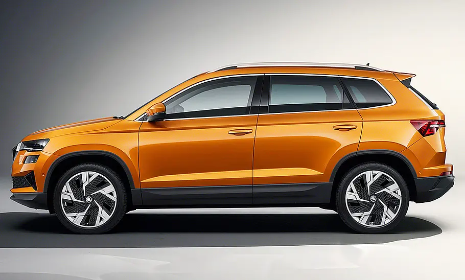 Das Skoda Karoq Facelift (2021) statisch von der Seite fotografiert.